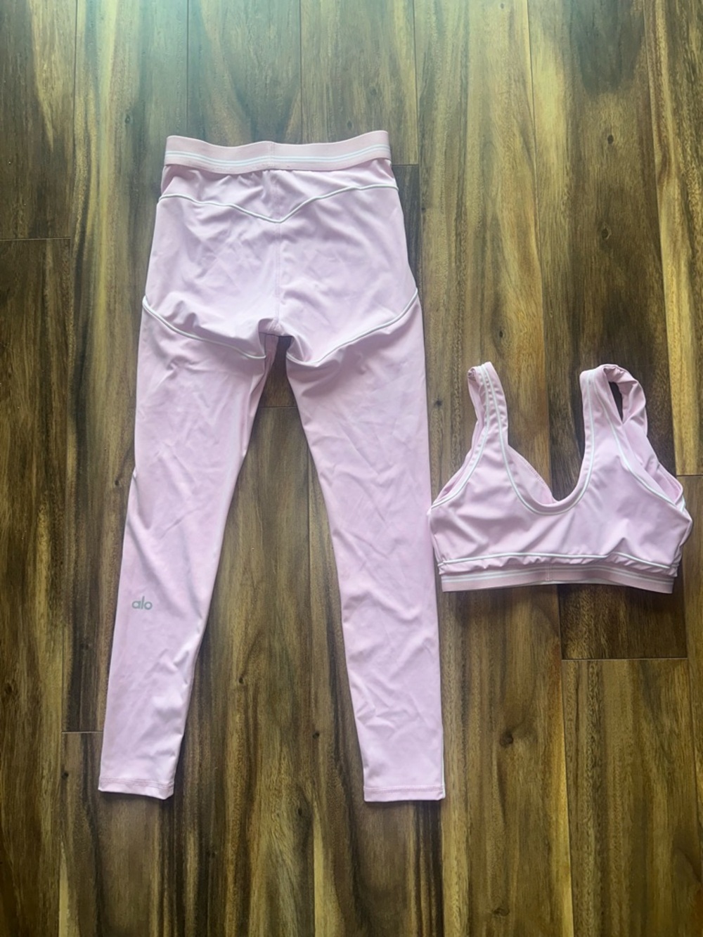 ALO Yoga Airbrush Heart throb Sports Bra and Leggings Set - Picture 5 of 6